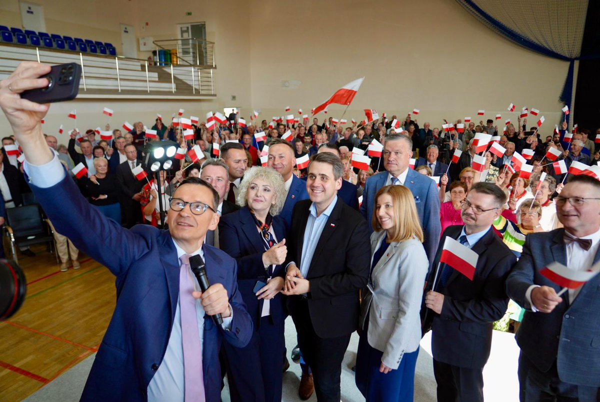 MorawieckiM's tweet photo. ❗️ Dziękuję mieszkańcom Maciejowic za fantastyczne spotkanie!
Gorąco dziękuję również @MariaKoc1 za zorganizowanie tego wydarzenia! 
Dopóki jesteśmy razem, żadna siła nie jest w stanie złamać naszej woli. Idziemy naprzód dla Polski🇵🇱! 

Do zobaczenia wkrótce👋 https://t.co/8TnT4gEimn