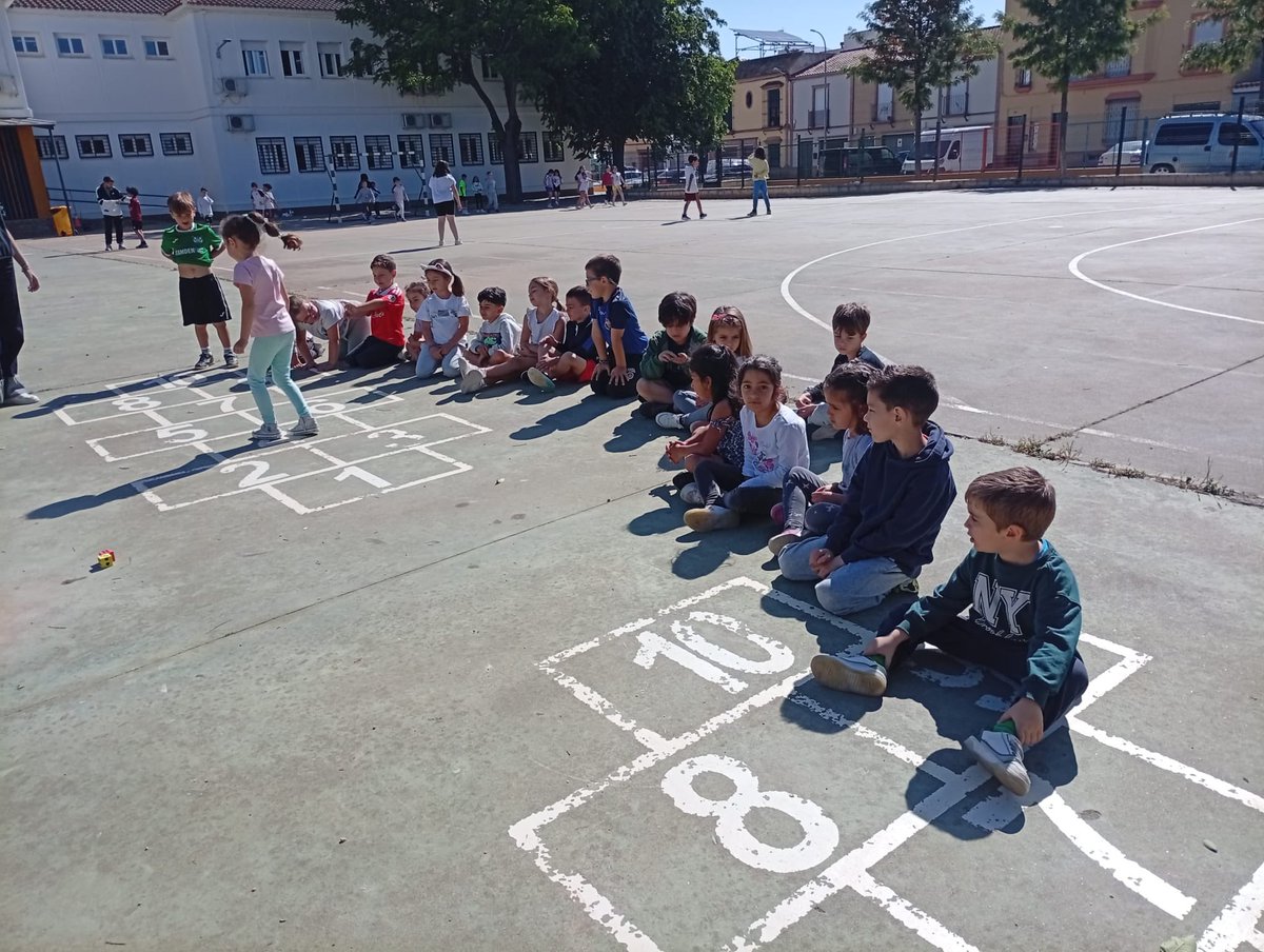 HuertaRetiro's tweet photo. Título: ¡Un gran paso lleno de sonrisas! 👣✨

Nuestros aventureros de 5 años han comenzado su "viaje" hacia la Primaria. Estos días están explorando sus futuras aulas, han vibrado en las sesiones de música 🎶 y han disfrutado de juegos en el "patio de los mayores" https://t.co/7oTZjS7ZJM