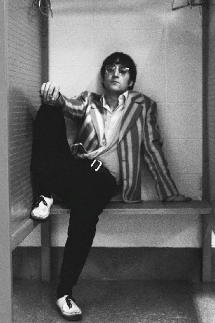 beatlequeef's tweet photo. girls that poop vs bitches that shit https://t.co/e30SHM0k8S