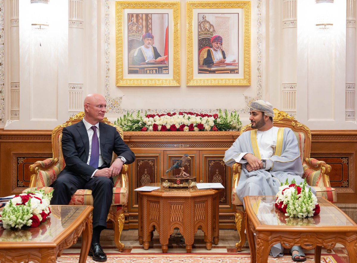 FMofOman's tweet photo. 📸 | تلقى حضرة صاحب الجلالةِ السلطان هيثم بن طارق المعظم ـ حفظهُ الله ورعاه ـ رسالةً من فخامة الرئيس قاسم جومارت توكاييف رئيس جمهورية كازاخستان الصديقة، تتعلق بتعزيز مجالات التعاون والاستثمار بين البلدين الصديقين في مختلف المجالات.

قام بتسلّم الرسالة نيابةً عن جلالته - أيده الله - صاحب السمو السيد ذي يزن بن هيثم آل سعيد نائب رئيس الوزراء للشؤون الاقتصادية خلال استقباله اليوم بمكتبه معالي رومان سكليار رئيس ديوان الرئاسة بجمهورية كازاخستان.

وجرى خلال المقابلة استعراض مجالات التعاون والشراكة بين البلدين، وبحث فرص تنميتها في مختلف القطاعات الاقتصادية والاستثمارية والتجارية، وأكد الجانبان على أهمية تنويع مجالات الشراكة والتعاون وفتح آفاق جديدة لتحقيق المنافع المتبادلة بين البلدين.