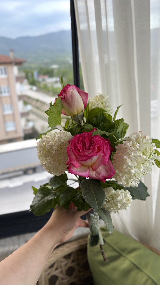 feyzaasahn's tweet photo. Hem toplamış hem de kendi elleriyle buket yapmış 💐💌 yerimmm 🫂 https://t.co/SZPjPnd1qm