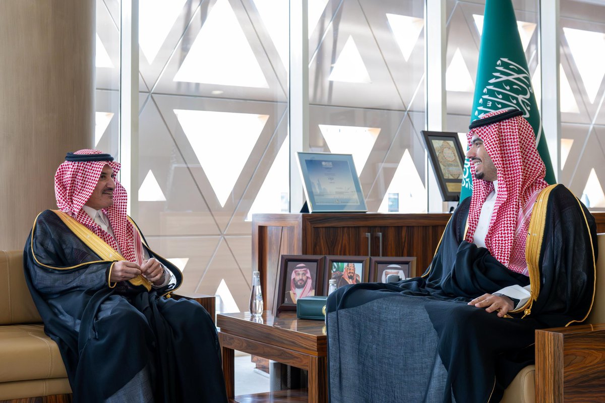 mohammad5776's tweet photo. استقبل صاحب السمو الملكي الأمير : 
راكان بن سلمان بن عبدالعزيز ال سعود 
محافظ الدرعية بمكتبه بديوان المحافظة 
@HRHRBNSALMAAN 
" الشيخ : محمد بن سلطان بن حميد  "
وابناءه 
سلطان بن محمد بن حميد 
ومشعل بن محمد بن  حميد

@BINHUMAID_OTIBA 
@SULTAN_OTIBA https://t.co/Ep1ow1Rjv1