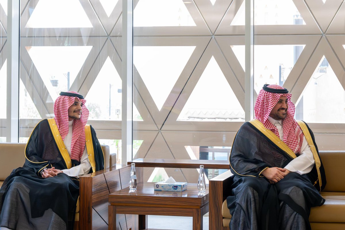 mohammad5776's tweet photo. استقبل صاحب السمو الملكي الأمير : 
راكان بن سلمان بن عبدالعزيز ال سعود 
محافظ الدرعية بمكتبه بديوان المحافظة 
@HRHRBNSALMAAN 
" الشيخ : محمد بن سلطان بن حميد  "
وابناءه 
سلطان بن محمد بن حميد 
ومشعل بن محمد بن  حميد

@BINHUMAID_OTIBA 
@SULTAN_OTIBA https://t.co/Ep1ow1Rjv1