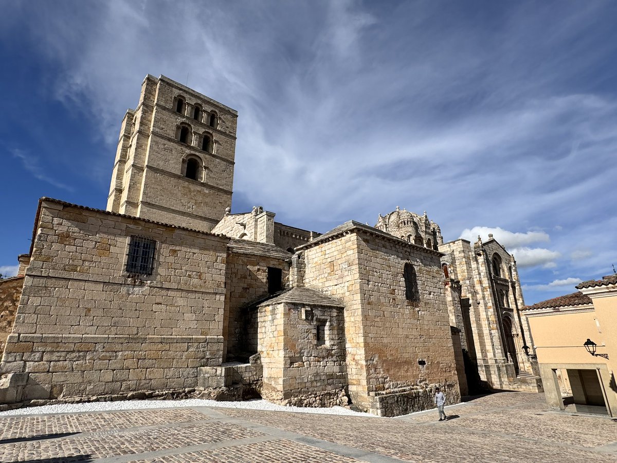 javiergmart's tweet photo. Nuevas perspectivas de la Catedral de #Zamora con la apertura de una nueva calle que permite rodearla. Un completo acierto. https://t.co/AfM1dakSMa