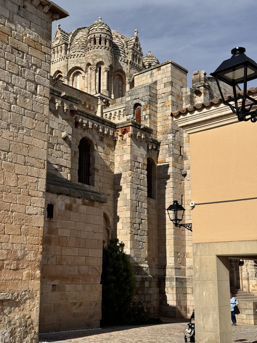 javiergmart's tweet photo. Nuevas perspectivas de la Catedral de #Zamora con la apertura de una nueva calle que permite rodearla. Un completo acierto. https://t.co/AfM1dakSMa