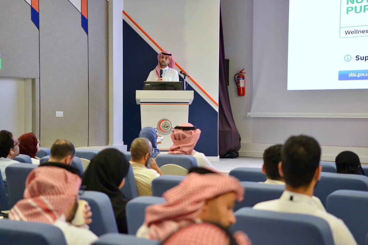 NGHAnews's tweet photo. امتداداً لجهود تمكين الابتكار الصحي وصناعة مستقبل طبي متطور، شهد المعسكر التدريبي للبيئة التجريبية الوطنية للذكاء الاصطناعي في الصحة انعقاد جلستي عمل نوعيتين لرسم ملامح التطبيقات الذكية في القطاع؛ 

حيث ركزت الجلسة الأولى، التي عُقدت بالتعاون مع الإدارة العامة لتقنية المعلومات بالشؤون الصحية بوزارة الحرس الوطني، على استعراض ضوابط حوكمة البيانات وبحث جاهزية البنية التحتية الرقمية وآليات دعمها استعداداً لمراحل التحقق والتطبيق الفعلي. 

وفي سياق متصل، أُقيمت الجلسة الثانية بالتعاون مع الهيئة العامة للغذاء والدواء لتسليط الضوء على المتطلبات التشريعية والتنظيمية لحلول الذكاء الاصطناعي الطبي، مفسحة المجال أمام المشاركين لمواءمة ابتكاراتهم مع الأطر القانونية المعتمدة وتعزيز جاهزيتها للاندماج الآمن والموثوق في المنظومة الصحية الوطنية.

#MNGHA
#البيئة_التجريبية_للذكاء_الاصطناعي
#عام_الذكاء_الاصطناعي
#عام_الذكاء_الاصطناعي_2026
