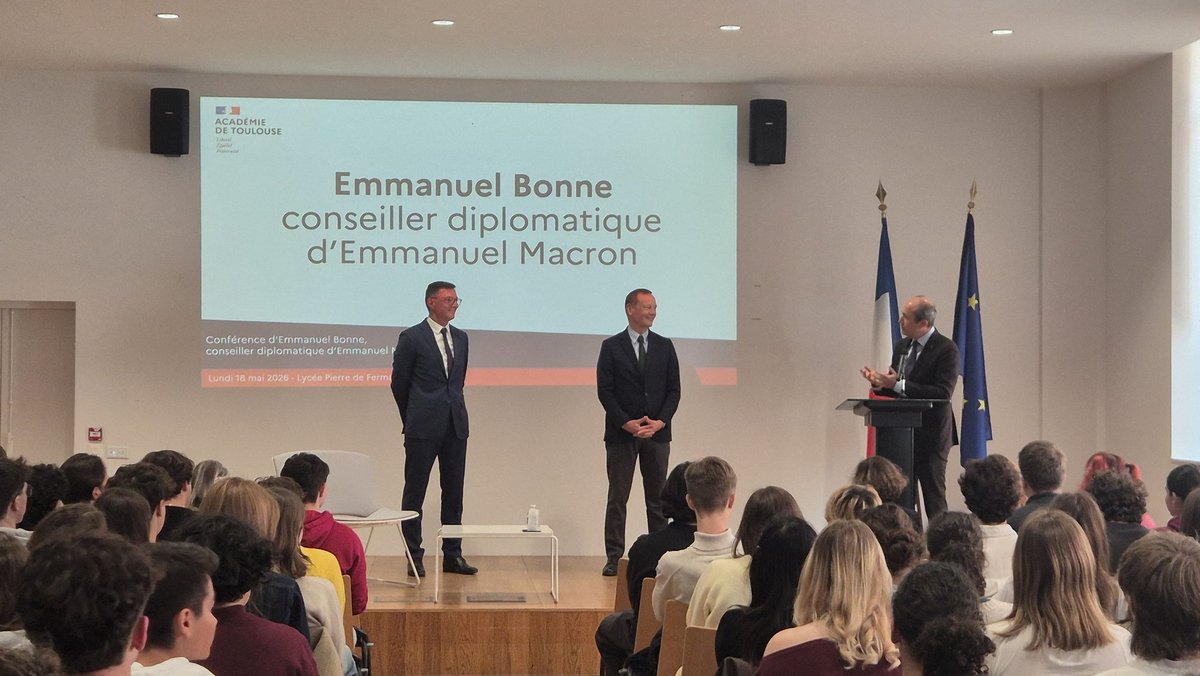 BenmiloudKarim's tweet photo. Les élèves du @LyceeFermat ont eu la chance d’échanger avec Emmanuel Bonne, conseiller diplomatique du Président @EmmanuelMacron, à l’occasion d’une réunion de préparation du G7.
✨️ Un moment rare et précieux autour des grands enjeux internationaux et du rôle de la #diplomatie. https://t.co/QVhTpTwKJh