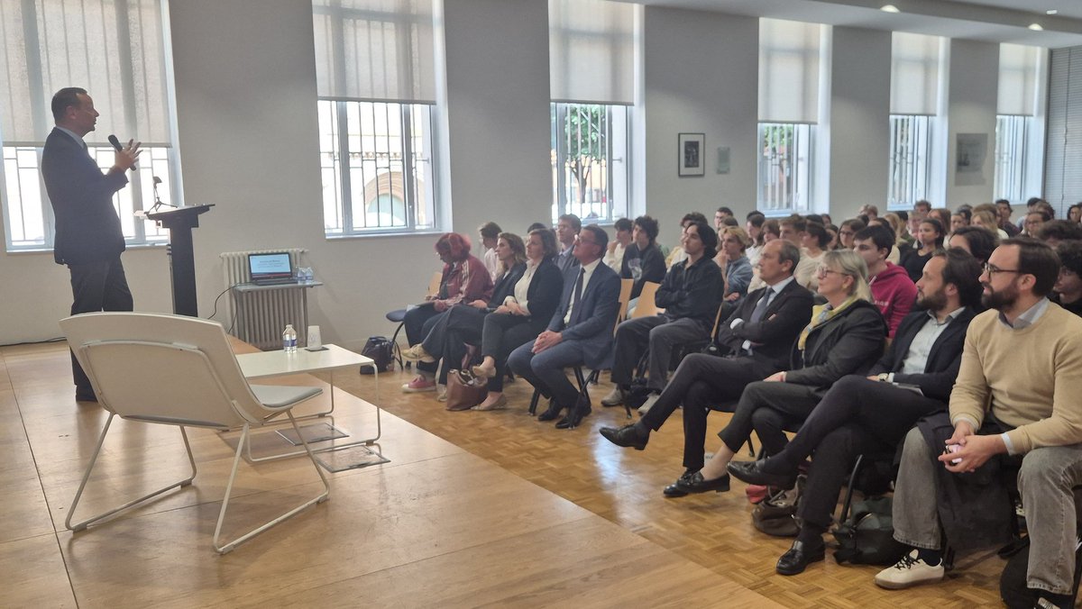 BenmiloudKarim's tweet photo. Les élèves du @LyceeFermat ont eu la chance d’échanger avec Emmanuel Bonne, conseiller diplomatique du Président @EmmanuelMacron, à l’occasion d’une réunion de préparation du G7.
✨️ Un moment rare et précieux autour des grands enjeux internationaux et du rôle de la #diplomatie. https://t.co/QVhTpTwKJh