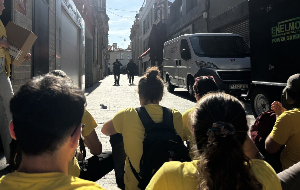 OJS_Sabadell's tweet photo. Després d’ocupar l’Ajuntament, continua la vaga dels treballadors de l’educació per impedir l’entrada de Salvador Illa a l’acte previst aquesta tarda a Sabadell.

Contra polítiques de misèria, austeritat i repressió, enfortim l’organització de la classe treballadora! https://t.co/fQhMpBSG8i