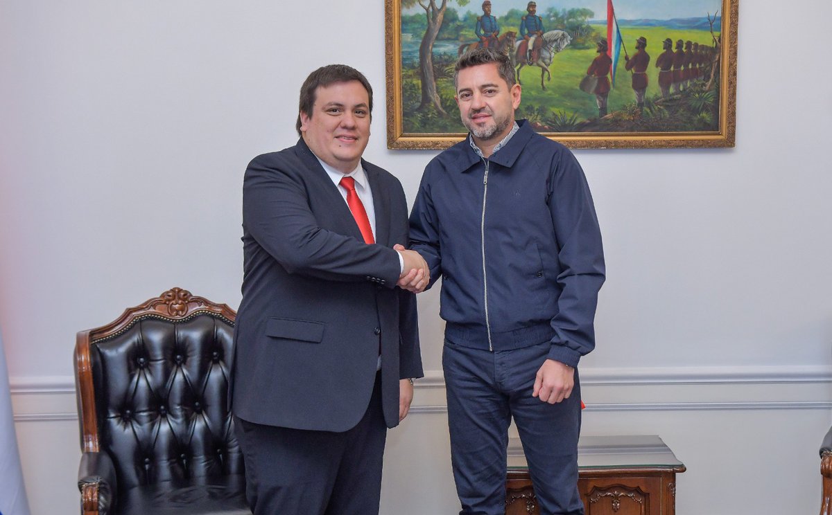 AllianaPedro's tweet photo. Recibí al gobernador de Guairá, César Sosa, junto a los diputados Edgar Chávez y Alejandro Aguilera. Conversamos sobre los desafíos y las prioridades del departamento, coordinando acciones para seguir llevando respuestas y oportunidades a cada distrito del Guairá. https://t.co/s5pP2bc3p4