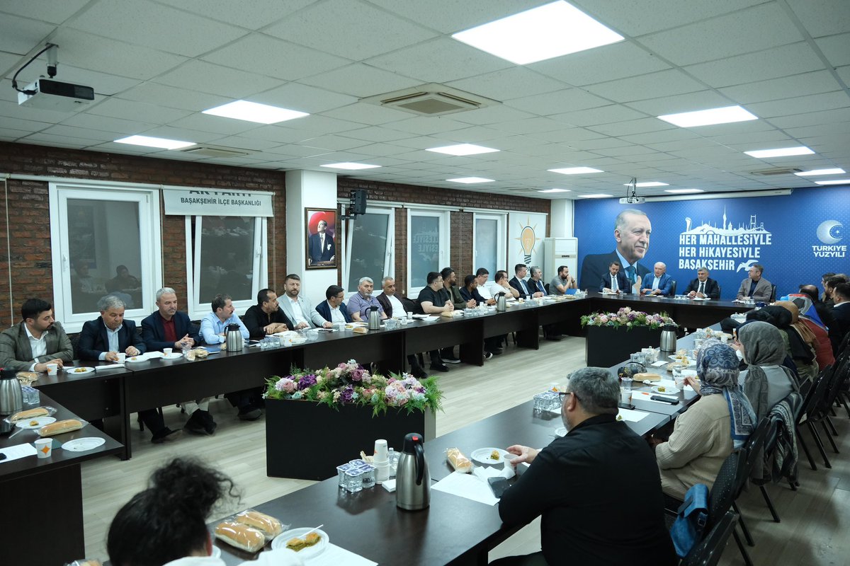 abalin's tweet photo. Kurucu Belediye Başkanımız, önceki dönem İstanbul Büyükşehir Belediye Başkanımız Sn. Mevlüt Uysal, Belediye Başkanımız Sn. Yasin Kartoğlu ve İl Koordinatörümüz Sn. Çağrı Çaylı’nın katılımlarıyla haftalık yönetim kurulu toplantımızı gerçekleştirdik.

İstişare, birlik ve ortak akıl anlayışıyla; #Başakşehir’imiz ve aziz milletimiz için çalışmalarımızı kararlılıkla sürdürüyoruz.
@mevlutuysal_bsk @yasinkartoglu @cagricayli_