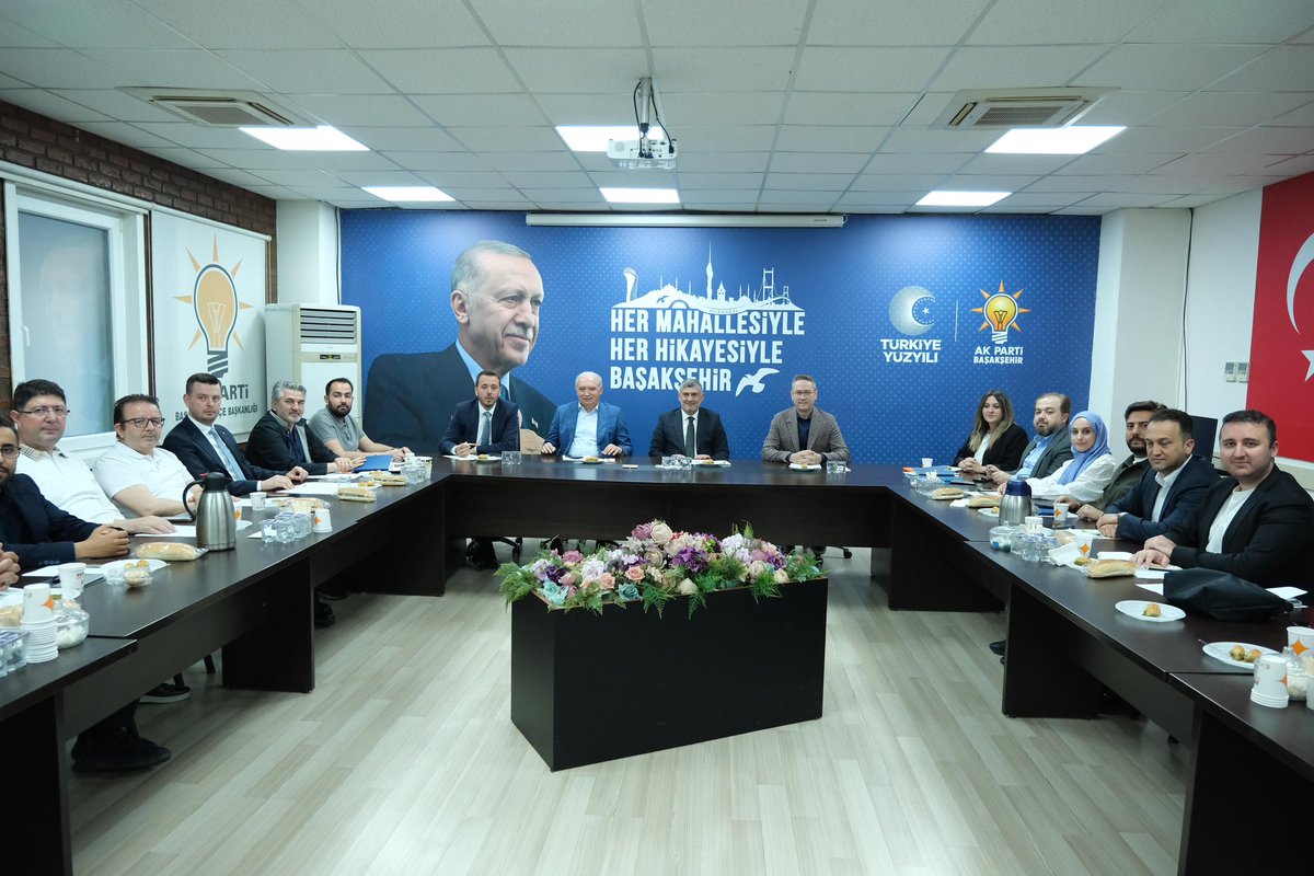 abalin's tweet photo. Kurucu Belediye Başkanımız, önceki dönem İstanbul Büyükşehir Belediye Başkanımız Sn. Mevlüt Uysal, Belediye Başkanımız Sn. Yasin Kartoğlu ve İl Koordinatörümüz Sn. Çağrı Çaylı’nın katılımlarıyla haftalık yönetim kurulu toplantımızı gerçekleştirdik.

İstişare, birlik ve ortak akıl anlayışıyla; #Başakşehir’imiz ve aziz milletimiz için çalışmalarımızı kararlılıkla sürdürüyoruz.
@mevlutuysal_bsk @yasinkartoglu @cagricayli_
