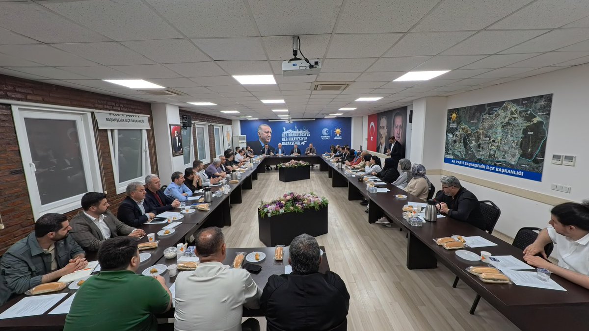 abalin's tweet photo. Kurucu Belediye Başkanımız, önceki dönem İstanbul Büyükşehir Belediye Başkanımız Sn. Mevlüt Uysal, Belediye Başkanımız Sn. Yasin Kartoğlu ve İl Koordinatörümüz Sn. Çağrı Çaylı’nın katılımlarıyla haftalık yönetim kurulu toplantımızı gerçekleştirdik.

İstişare, birlik ve ortak akıl anlayışıyla; #Başakşehir’imiz ve aziz milletimiz için çalışmalarımızı kararlılıkla sürdürüyoruz.
@mevlutuysal_bsk @yasinkartoglu @cagricayli_
