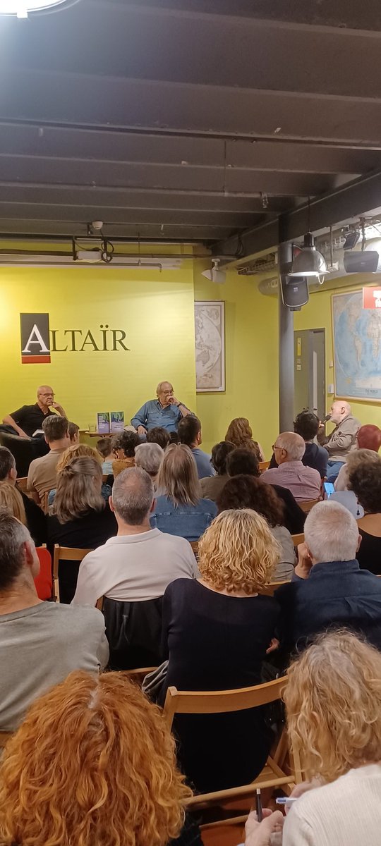 Grup62's tweet photo. Comencem la presentació de "Noruega,  sota l'aurora boreal"
de @xaviermoret 
A @altairviatges https://t.co/0U4isgjdIx