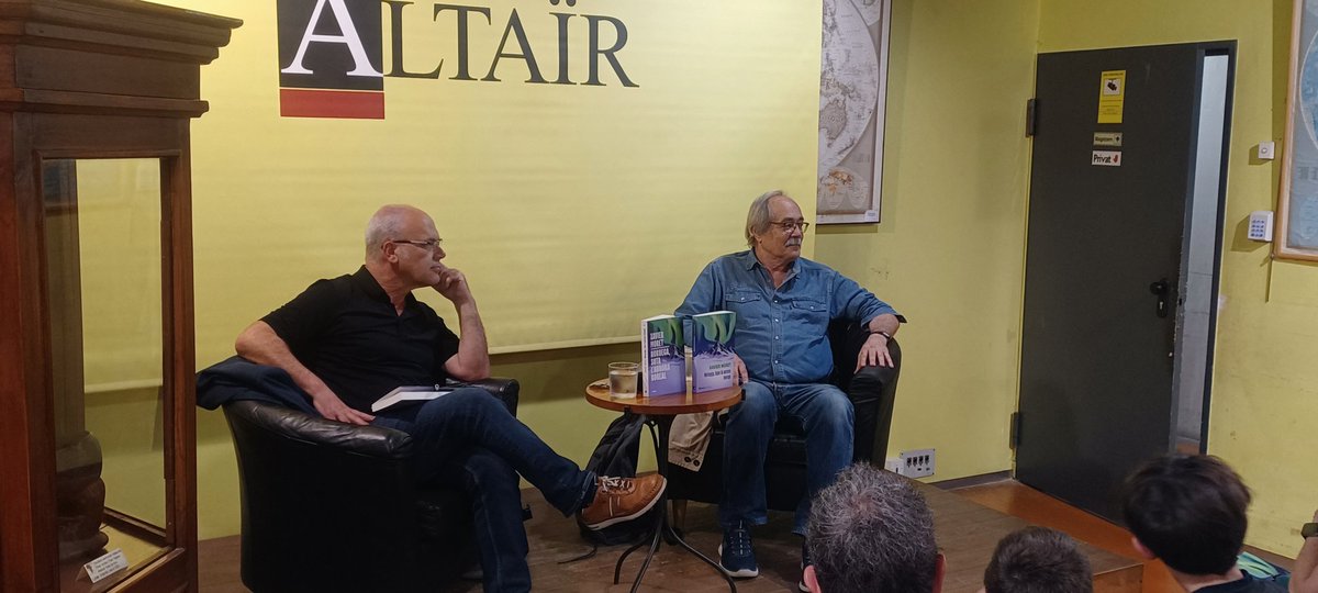 Grup62's tweet photo. Comencem la presentació de "Noruega,  sota l'aurora boreal"
de @xaviermoret 
A @altairviatges https://t.co/0U4isgjdIx