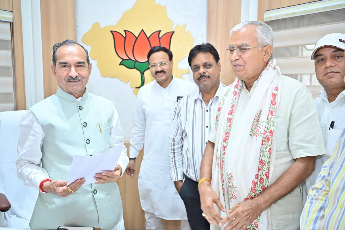 singhranjeetbjp's tweet photo. जयपुर:-    अनमोल तस्वीर 
भाजपा प्रदेश अध्यक्ष आदरणीय श्री मदन राठौड़ जी एवं
जिला संगठन प्रभारी भाजपा बालोतरा आदरणीय श्री करण सिंह जी नेतरा !

@bjpkaransingh @BhajanlalBjp @madanrrathore @BJP4Rajasthan @RajCMO https://t.co/Q0SDmZIQOA