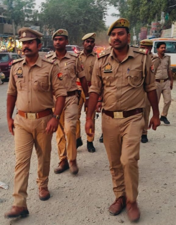DCPYNagarPrj's tweet photo. कमिश्नरेट प्रयागराज के यमुनानगर जोन में शांति एवं कानून-व्यवस्था को बनाए रखने के दृष्टिगत विभिन्न थानों द्वारा प्रमुख चौराहों, बाजारों व अन्य सार्वजनिक स्थानों पर #पैदल_गश्त कर संदिग्ध व्यक्ति/वाहनों की सघन चेकिंग की गई। https://t.co/TznVXyksPT