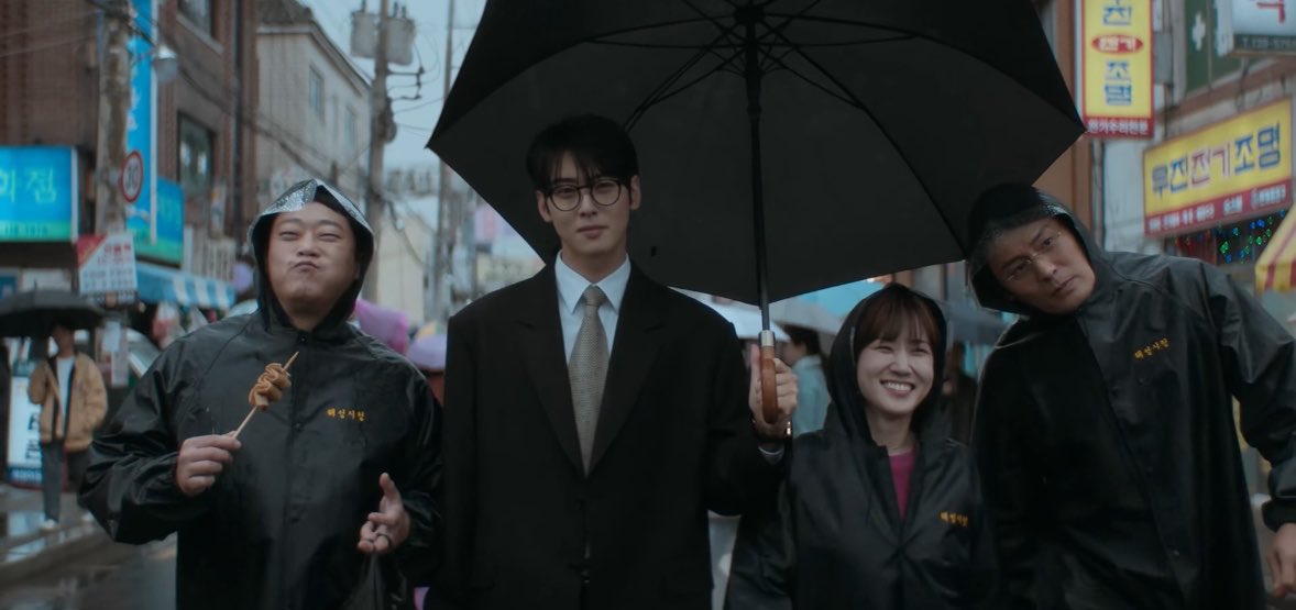 kdramas__'s tweet photo. someone on insta called them gru and his minions and i can’t stop laughing over this now😭😂😭 https://t.co/qmMBhc32Qr