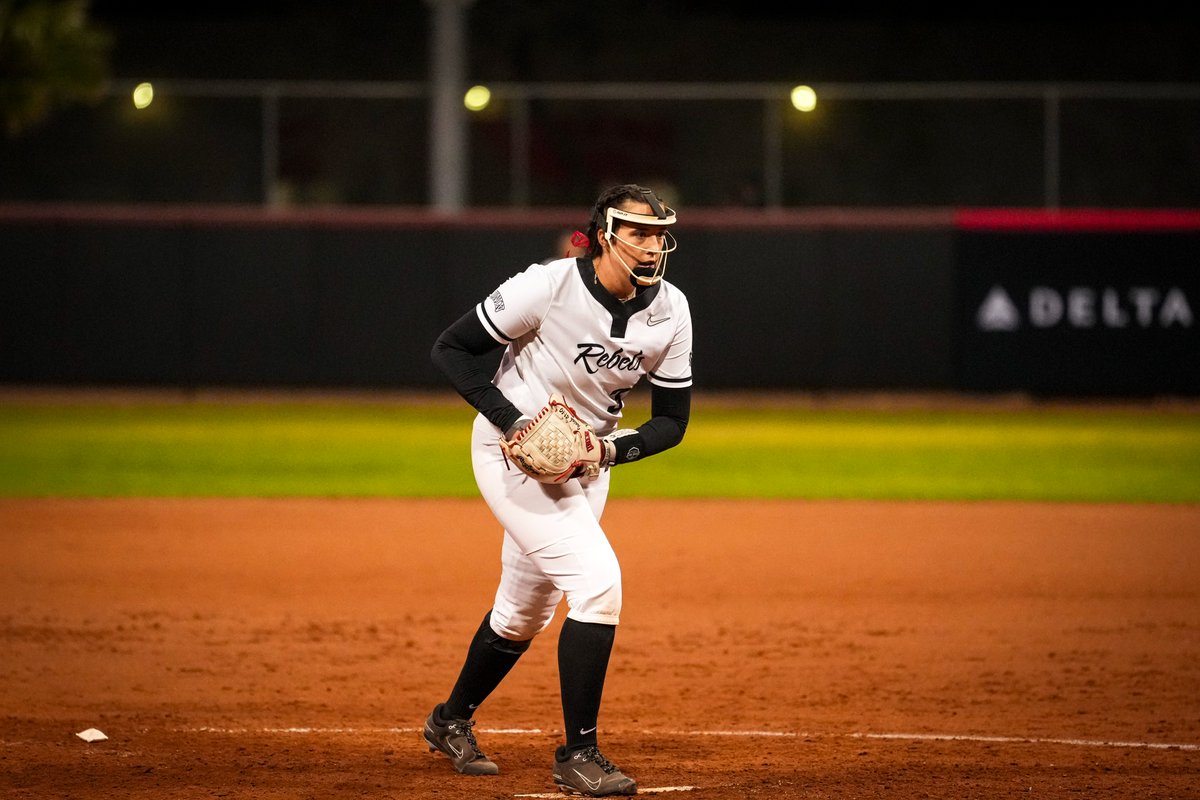 UNLVSoftball's tweet photo. Help us wish @emmawithak  a big 𝑯𝑨𝑷𝑷𝒀 𝑩𝑰��𝑻𝑯𝑫𝑨𝒀‼️🥳🎈 https://t.co/vaL8sPrPQF