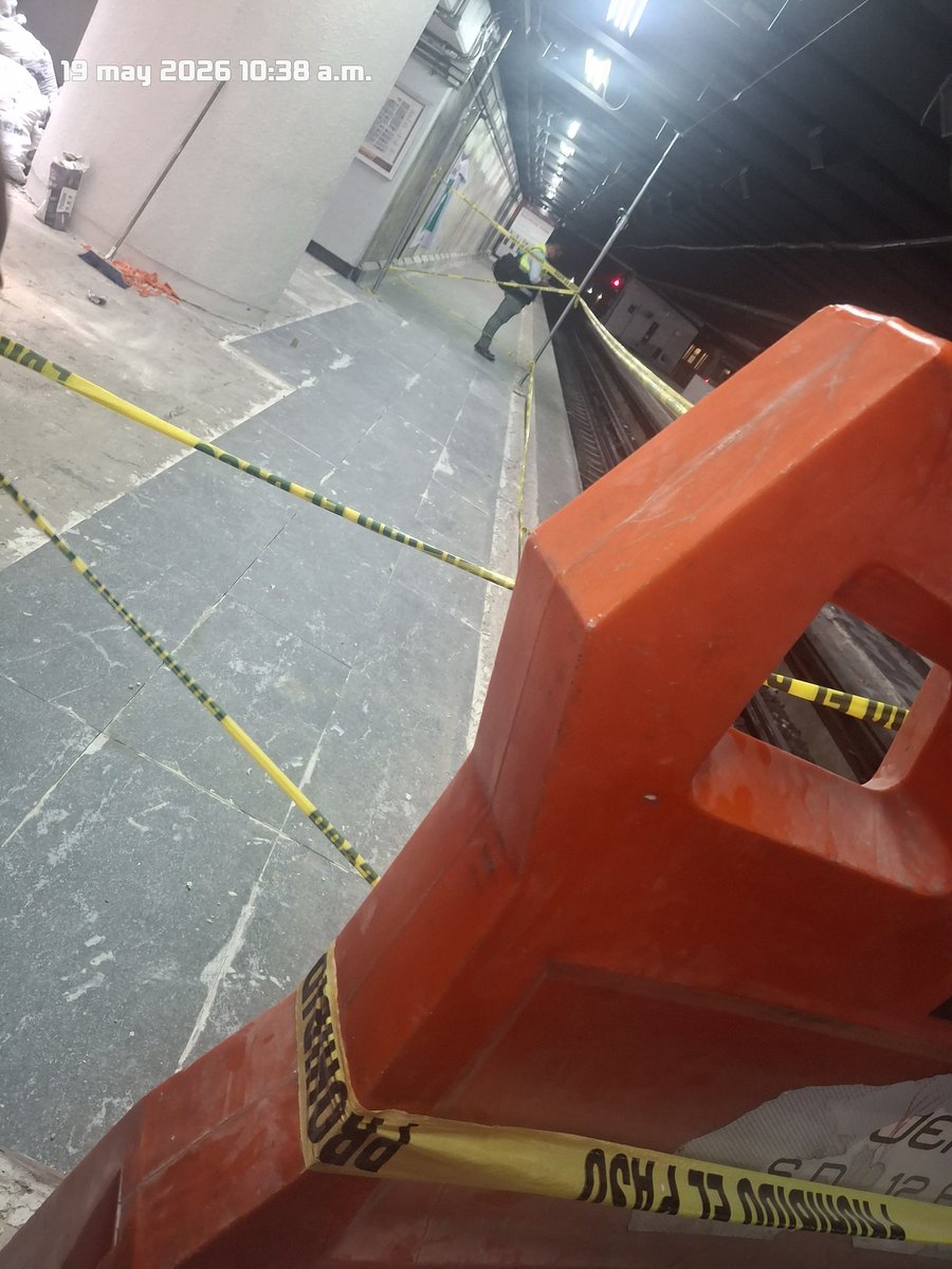 Alberto_mandan's tweet photo. @MetroCDMX no se puede pasar en garibaldi hacia constitución y este don que chou? https://t.co/5LJXRAcn92