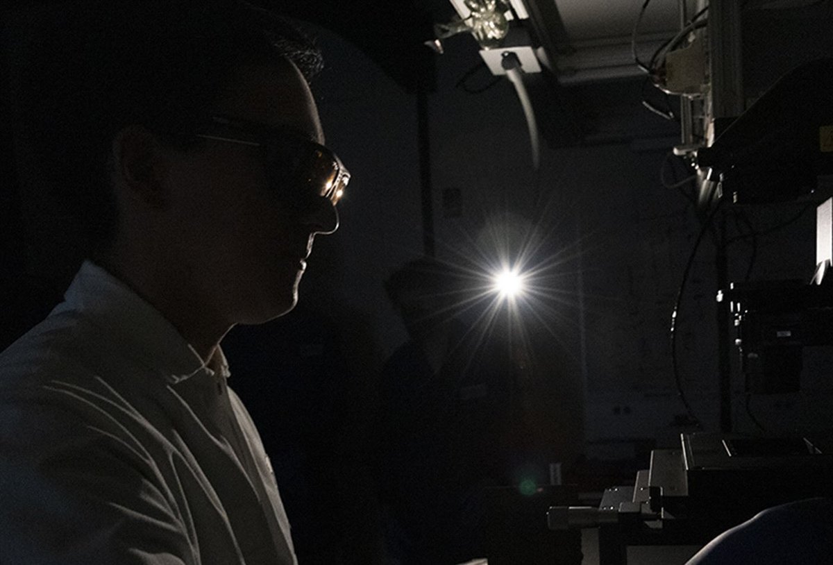 ChemistryMIT's tweet photo. Researchers in the Peng Lab use custom-built microscopy and nanotechnology to tag and follow the activity of individual proteins in real time.

https://t.co/t4XEua4rCQ https://t.co/4830TIpNjm