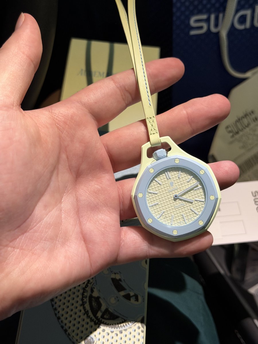 0xhoon's tweet photo. They just didn’t want you to have one. The Austin Swatch store even opened 15 minutes early today to sell the AP x Swatch Royal Pop. 

All you had to do was arrive on the correct date; the store locator updated last night showing the watch as available at the Domain location the following day. 

You went during the 3 days where the store wasn’t even listed as having the AP Swatch collab available. Then you miss out on the actual drop just one day short 🤣🤣🤣

Imagine thinking swatch stores are sending some fun AP collab charms back to corporate 😭😭😭 Insane propaganda.