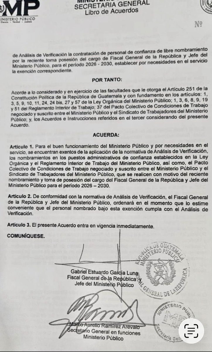 LordVader_Gt's tweet photo. El Fiscal General oficializó mediante acuerdo que sus nombramientos de confianza quedan exentos, por el momento, del Análisis de Verificación. 

Al levantar estos filtros institucionales, asume de forma directa la responsabilidad de quiénes integrarán su equipo. 

Una decisión administrativa importante que lo pone bajo una lupa muy estricta, en especial ante la mirada de nuestros FRIENDS por aquellos que siguen Forever excluded. 

#OnFire 🔥 😎