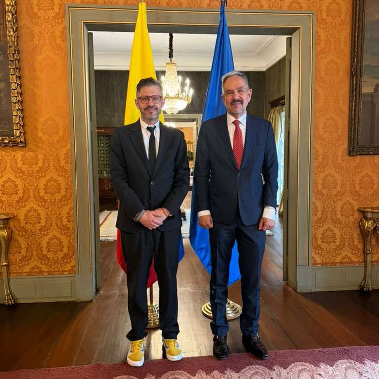CIDH's tweet photo. El Segundo Vicepresidente y Relator de País, @JoseLCaballero; la Secretaria Ejecutiva, @TaniaReneaum; y el equipo técnico de peticiones y casos acompañan la visita de trabajo de la #CIDH a #Colombia, orientada al seguimiento de medidas cautelares, soluciones amistosas y casos en etapa de transición. La agenda inició con una reunión con el Vicecanciller de Asuntos Multilaterales, Mauricio Jaramillo Jassir, e incluye reuniones bilaterales con víctimas, personas beneficiarias y sus representantes, firmas de acuerdos de solución amistosa y actos de reconocimiento de responsabilidad.