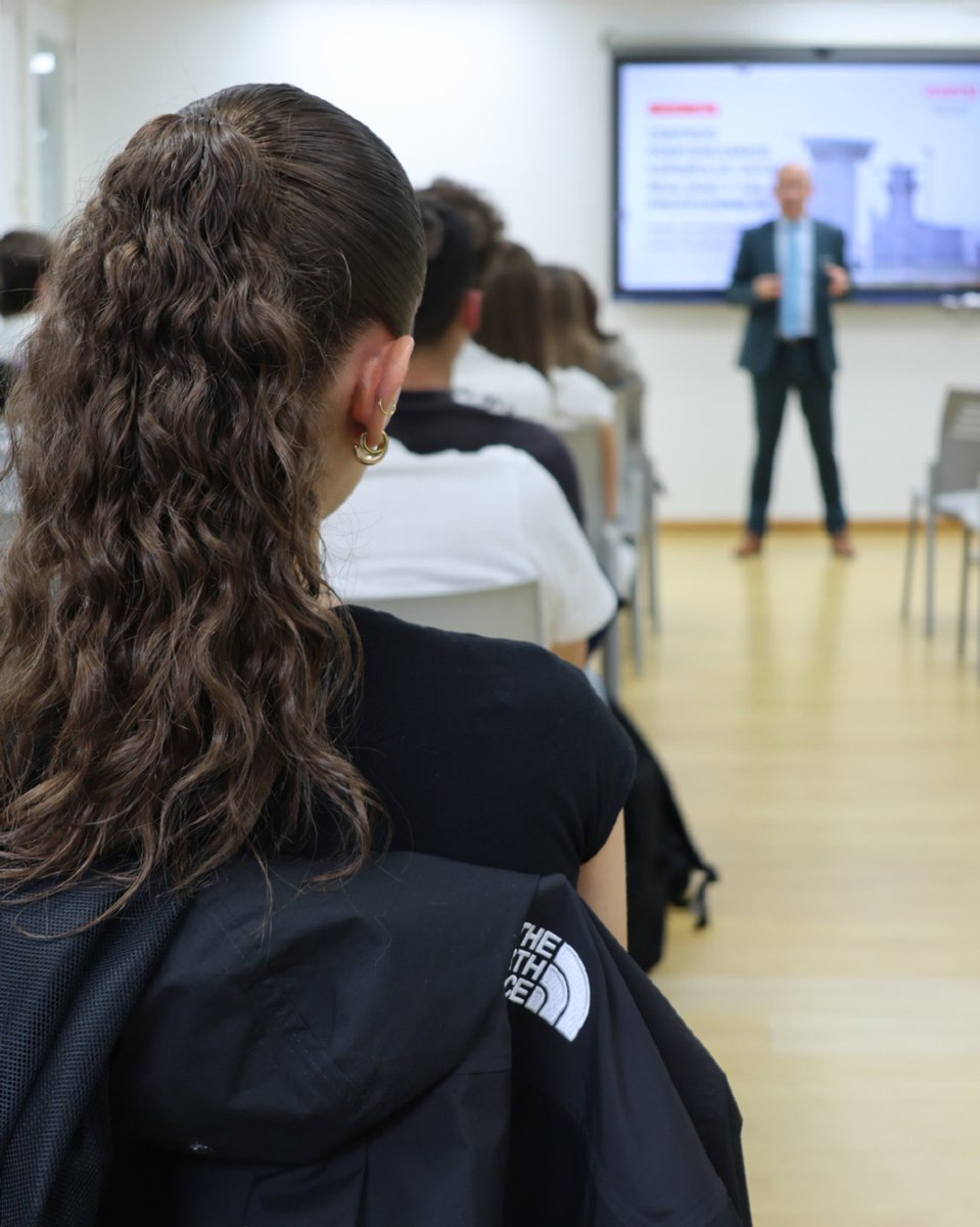ESERP's tweet photo. Luis Carlos Antón, Director del Centro Penitenciario Madrid V, compartió con los alumnos su experiencia tras más de 32 años en Instituciones Penitenciarias, mostrando la gestión de los centros, su realidad diaria y las salidas profesionales dentro del ámbito penitenciario. 📊 https://t.co/CwSJuOW8k6