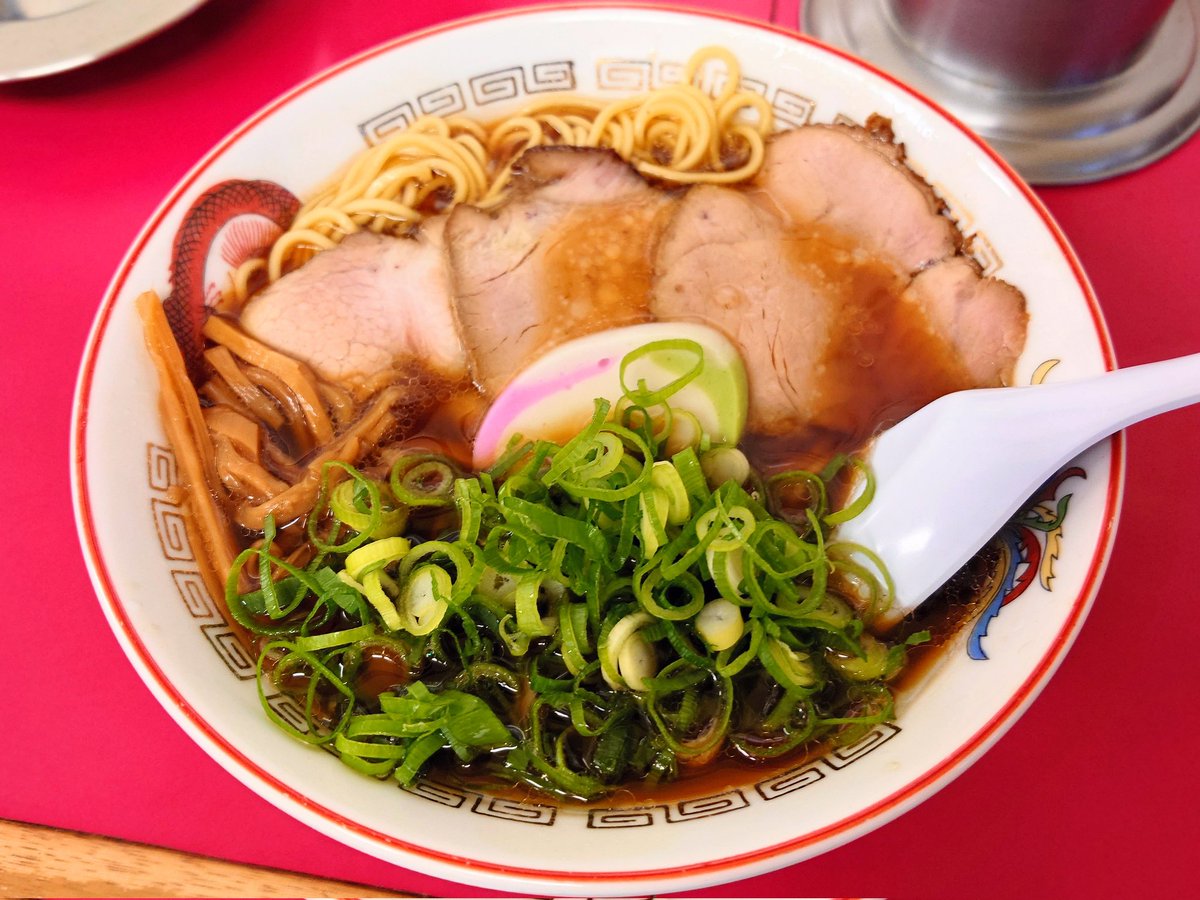 teraohitoshi's tweet photo. とても美味しい和歌山ラーメンをいただきました。
和歌山市内の『丸平中華そば専門店』です。
中華そばと巻寿司をいただきました。
ご馳走様でした！
探偵の晩ごはんでした。
#中華そば #和歌山ラーメン #丸平中華そば専門店 #探偵 
https://t.co/JAq7Adnn09 https://t.co/KfFxmrzMMW
