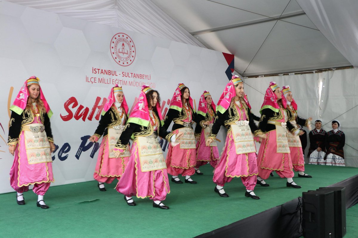 SultanbeyliAndL's tweet photo. 💃✨ Sanatın, kültürün ve emeğin buluştuğu muhteşem bir gece!

#HalkDansları #KültürveSanat #ÖğretmenlerSahnede #Sultanbeyli #GelenektenGeleceğe

@tc_istanbul 
@tcsultanbeyli
@sultanbeyli_mem
@istanbulilmem
@tcmeb
@sureyyaaydinmeb
@alitombastr
@SultanbeyliTakp
@SultanbeyliKM https://t.co/XK89PCXpxG