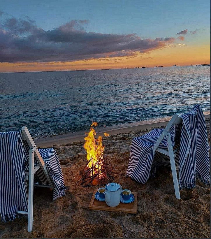 emreguzzel's tweet photo. gün batımı.. iki sandalye.. seni anlayan biriyle saatlerce sohbet https://t.co/sQx9RUZ4VN
