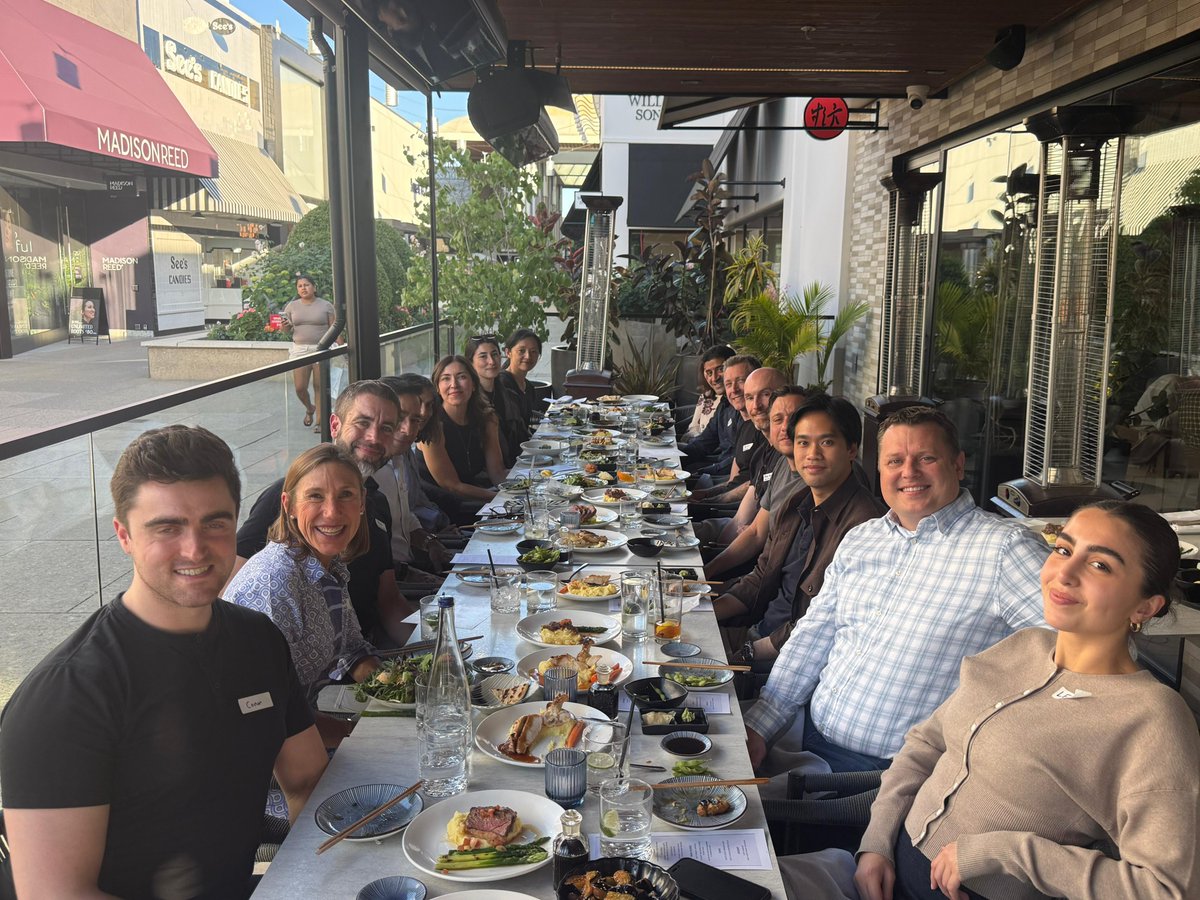 elizabeth's tweet photo. IMO there's no greater part of this job than getting founders around a table to swap ideas + observations.

A tight founder community is a growth lever.

🙏 to our founders and to @CooleyLLP for co-hosting another epic @ScribbleVC dinner with us! https://t.co/l4yjfv5lsJ