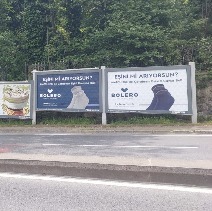 artikdursena's tweet photo. Günlerdir her yerde dönen billboardların
altından Bolero çıkması... Çorabın iç yüzeyine renkli katlama şeritleri koymuşlar, şeritleri yan yana getirince saniyede eşleşiyor. İzdivaç beklerken ev işlerinde çağ atladık. #eşinimiarıyorsun #bolero #matchline https://t.co/bP2HiWocgm