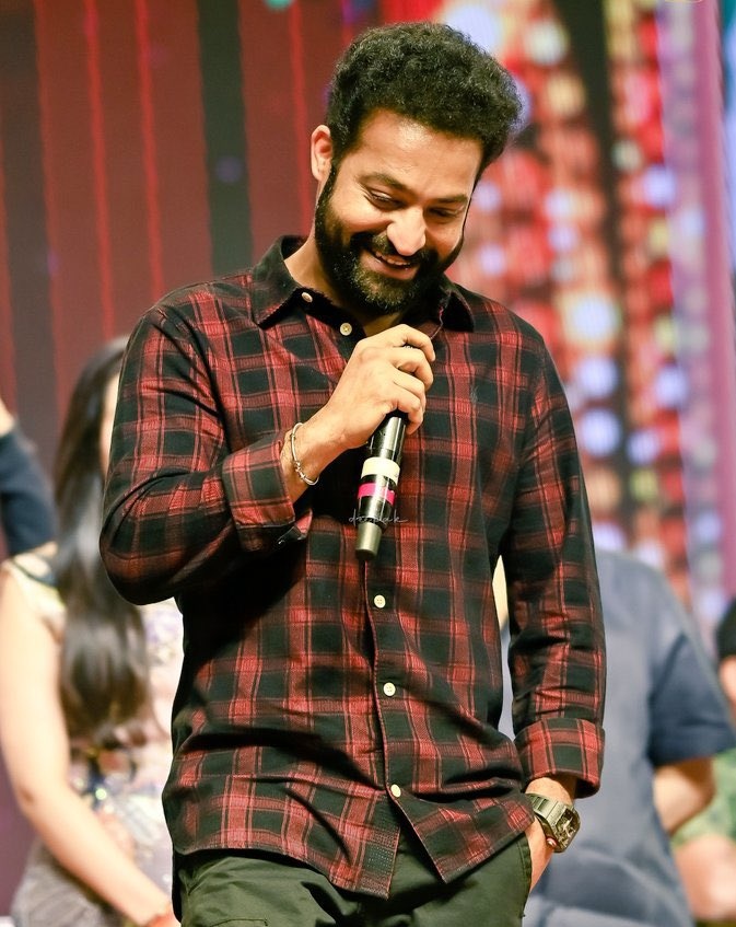 Kuttima_kutty's tweet photo. If I get 100 replies with #HappyBirthdayNTR 🐉🔥
I’ll reveal Tarak's name from the Dragon movie...💥💥💥🥵🥵🥵 https://t.co/n6GgUBbbl0