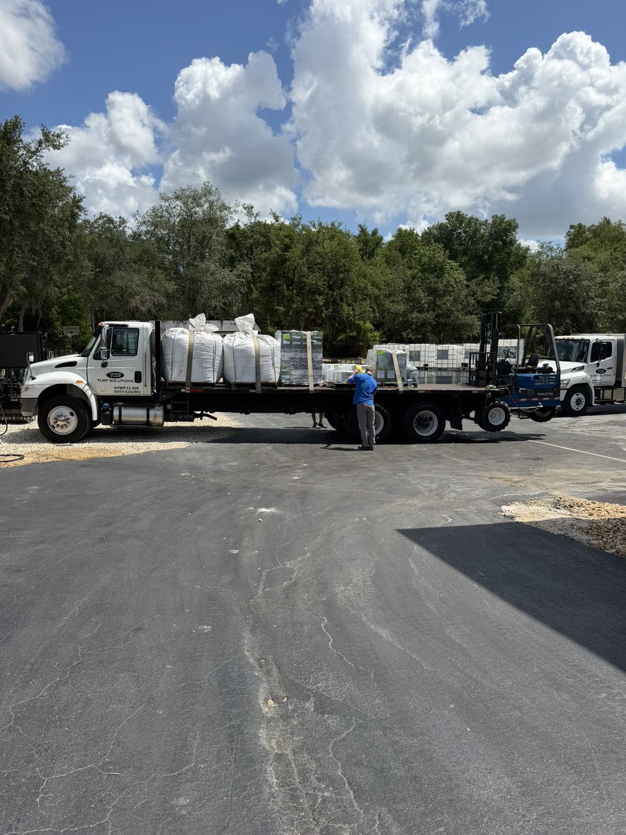 BorRazu13's tweet photo. South Florida getting some good stuff tomorrow @TurfsolutionsFL @JackCreveling @HillenDamian @TurfMech70 #SouthboundAndDown https://t.co/6t0aAwQ9IG