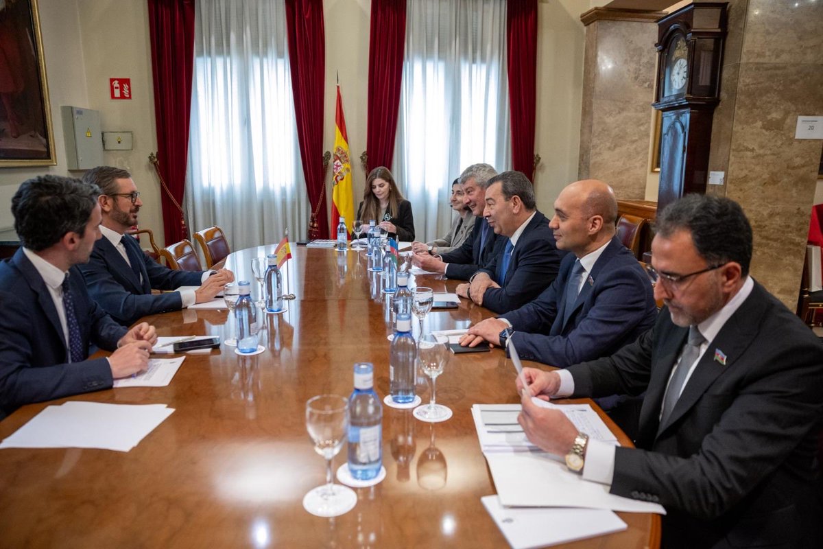 AzEmbSpain's tweet photo. 🇦🇿🤝🇪🇸#Azərbaycan-#İspaniya parlamentlərarası əməkdaşlığı güclənir!

Azərbaycan @Milli_Majlis üzvləri Səməd Seyidov, Qaya Məmmədov, Gülşən Paşayeva və Zaur Şükürov İspaniya @Senadoesp I vitse-prezidenti Javier Ignacio Maroto Aranzábal ilə görüşüb. 

Görüşdə ölkələrimiz arasında parlamentlərarası dialoqun inkişafı, yüksək səviyyəli səfərlərin davam etdirilməsi və praktiki əməkdaşlığın digər sahələr üzrə genişləndirilməsinin əhəmiyyəti haqqında fikir mübadiləsi aparılıb.