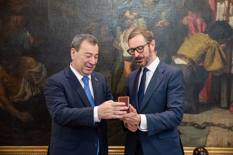 AzEmbSpain's tweet photo. 🇦🇿🤝🇪🇸#Azərbaycan-#İspaniya parlamentlərarası əməkdaşlığı güclənir!

Azərbaycan @Milli_Majlis üzvləri Səməd Seyidov, Qaya Məmmədov, Gülşən Paşayeva və Zaur Şükürov İspaniya @Senadoesp I vitse-prezidenti Javier Ignacio Maroto Aranzábal ilə görüşüb. 

Görüşdə ölkələrimiz arasında parlamentlərarası dialoqun inkişafı, yüksək səviyyəli səfərlərin davam etdirilməsi və praktiki əməkdaşlığın digər sahələr üzrə genişləndirilməsinin əhəmiyyəti haqqında fikir mübadiləsi aparılıb.