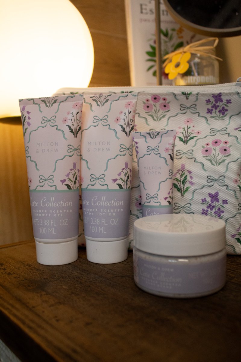 demuseo's tweet photo. 🌸✨ Convierte tu rutina en un momento de calma y cuidado con la nueva Care Collection de lavanda 💜

Texturas suaves, aromas relajantes y detalles que enamoran en cada presentación. Perfecto para consentirte o regalar este Mes de la Madre 🌷

#CareCollection #LavenderScented #SelfCare #MesDeLaMadre #MomentosDeRelax #SkincareLovers #GiftIdeas #FilXela