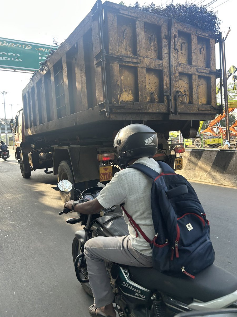 muthazagan's tweet photo. Transporting metal scraps without even closing it posing danger for pedestrians and bike riders. Please take appropriate action.

TN13 L 0055
Chennai Ambattur telephone exchange signal 
19/05/26 07:28AM

@ChennaiTraffic @chennaipolice_ https://t.co/oEqjMHI8Nk
