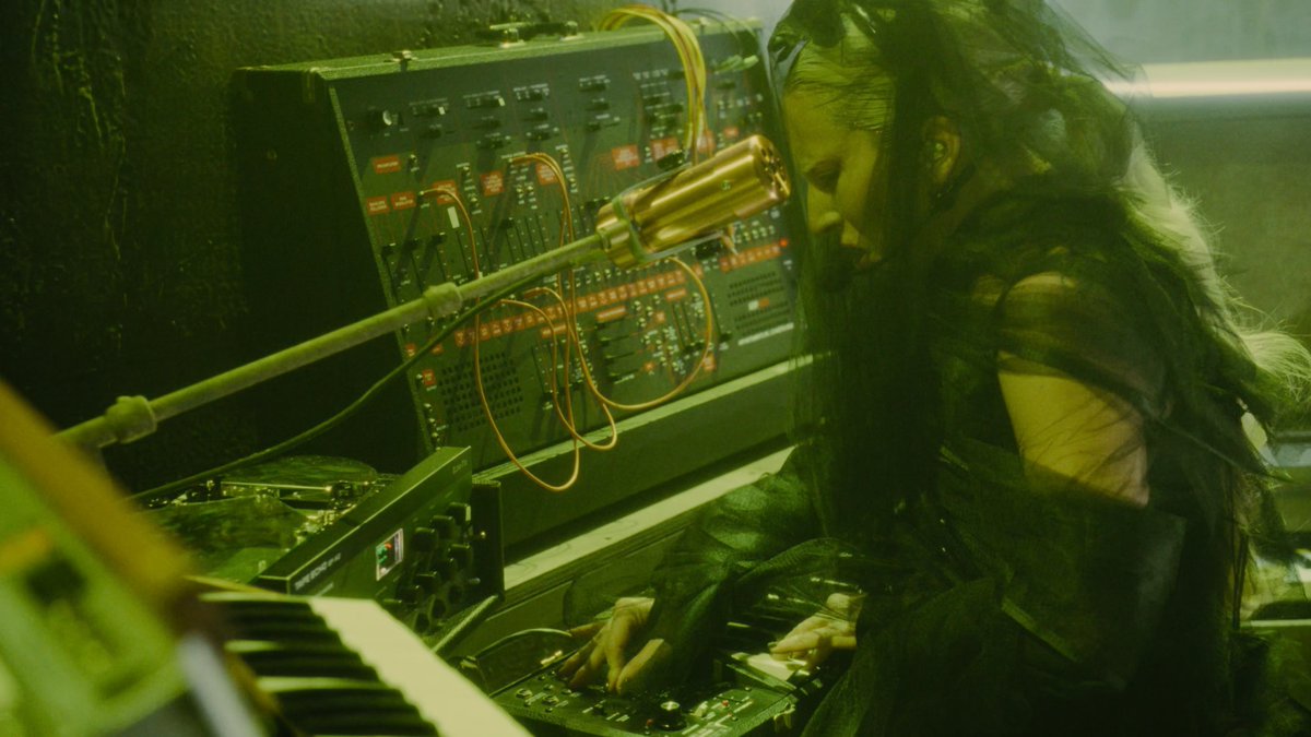 maryyjanedreams's tweet photo. this woman shall never stop using synth ever again, amen. https://t.co/oX7ukFaD3F