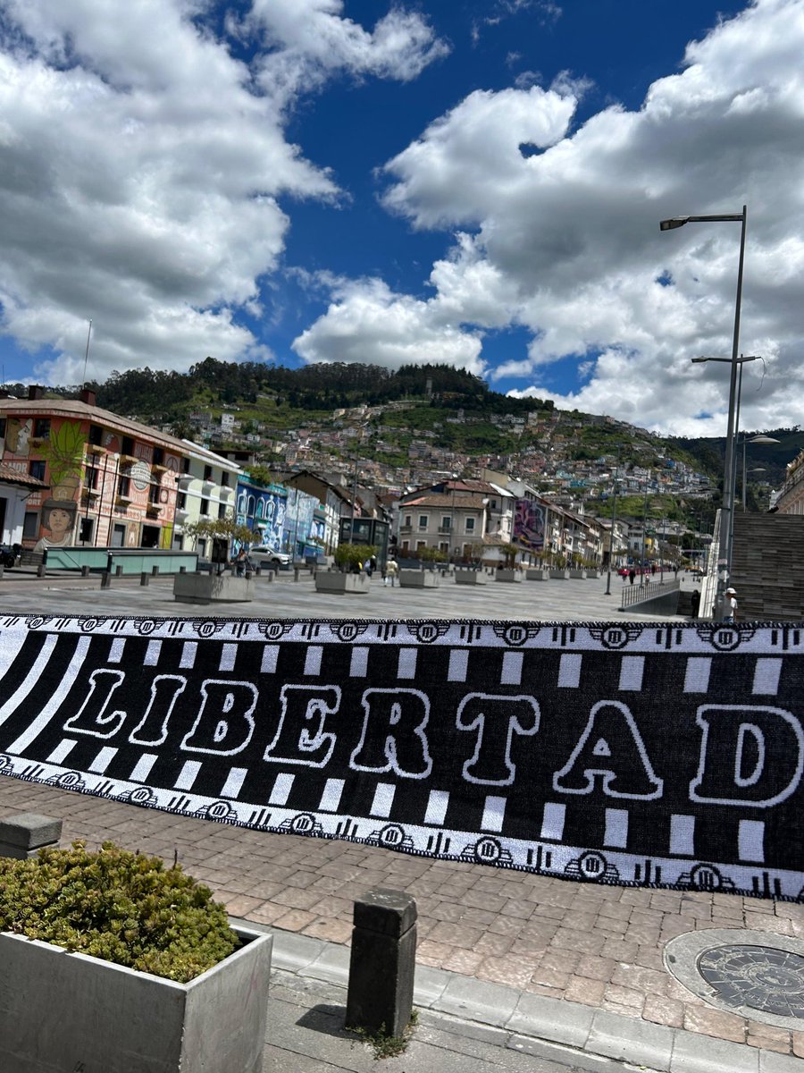ElRepollero1905's tweet photo. Absolutamente irracional la expedición inédita de los hinchas gumarelos hasta Quito, para ver a un equipo que no transmite nada, eliminado de copa y prácticamente de la Sudamericana. Los colores y nada más, la institución y nada más, no existe otra explicación. https://t.co/Vx96RgV7yV