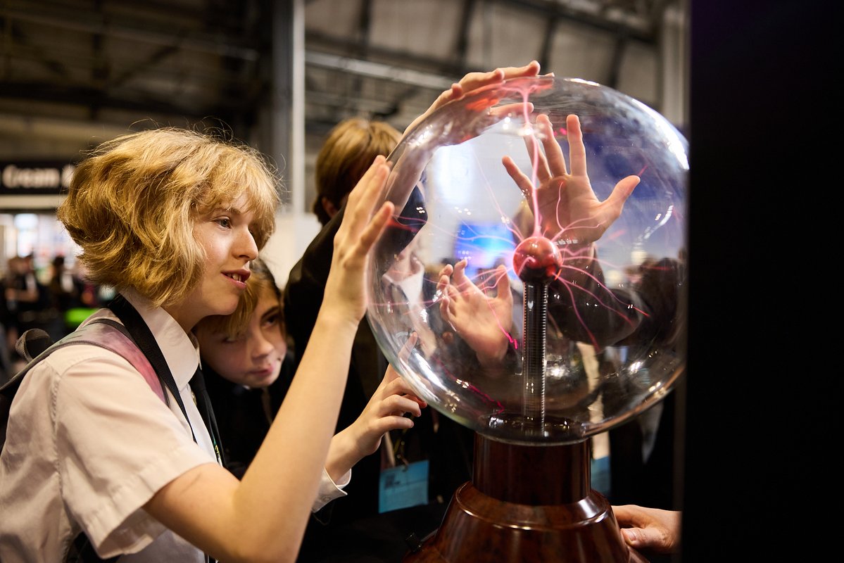 _EngineeringUK's tweet photo. In just 3 weeks’ time, more than 20,000 students from across the UK will be wowed with interactive tasters of real-world STEM. The Big Bang Fair is our unique event where industry looks to inspire the next generation of scientists and engineers. 

https://t.co/eySmDhKr3J https://t.co/3UtuuyCC1G