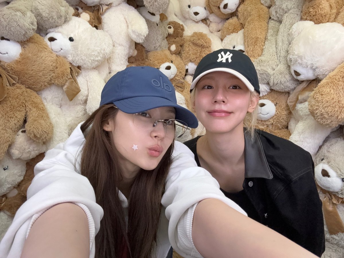 godmitzu's tweet photo. SANA AND MIYEON DATE https://t.co/0b3zEafu2m