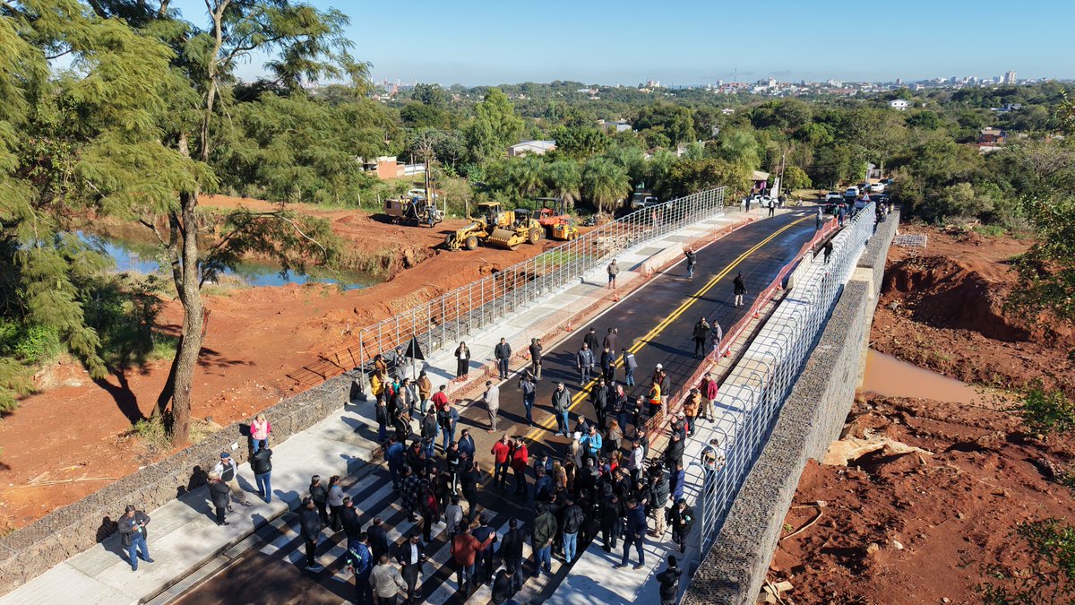 ebypy's tweet photo. EBY habilita viaducto que une tres barrios de Cambyretá, parte del plan de reposición del ferrocarril 🌉.

El distrito de Cambyretá celebra hoy la habilitación del cruce vehicular a través de un viaducto construido por la @ebypy, un avance clave en la infraestructura local que mejora la conectividad y la calidad de vida de miles de personas. 🥳👏

Esta obra forma parte de los trabajos de reposición de la ferrovía en un tramo de 7 kilómetros, desde la cabecera del Puente Internacional San Roque González de Santa Cruz, que incluye a barrios de Encarnación y Cambyretá, hasta trasponer la ruta PY 06. 🇵🇾
https://t.co/yUiWCKjURl