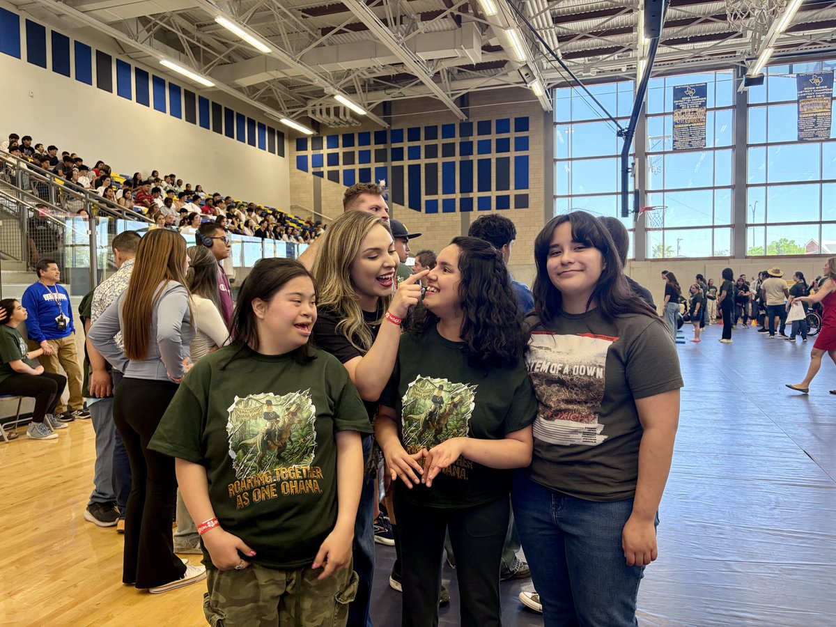 BrendaChR1's tweet photo. Ohana means family, no one gets left behind @EastwoodHQ.  One of my favorite events of the year.  💛💙 https://t.co/OwqkbnPilQ
