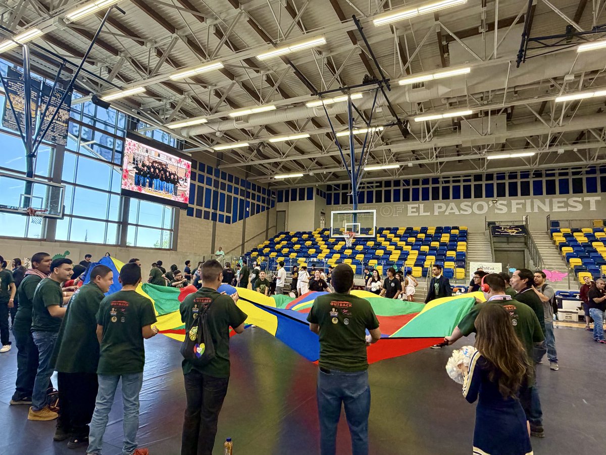 BrendaChR1's tweet photo. Ohana means family, no one gets left behind @EastwoodHQ.  One of my favorite events of the year.  💛💙 https://t.co/OwqkbnPilQ