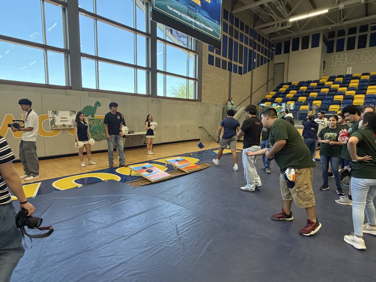 BrendaChR1's tweet photo. Ohana means family, no one gets left behind @EastwoodHQ.  One of my favorite events of the year.  💛💙 https://t.co/OwqkbnPilQ