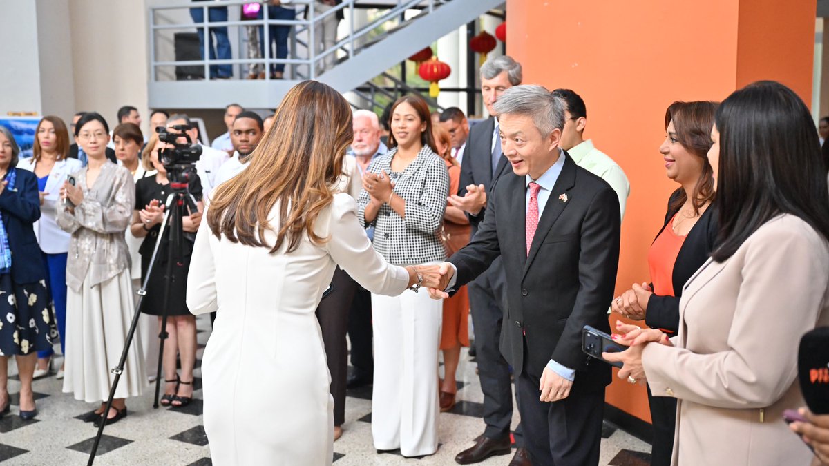 MMujerRD's tweet photo. La cultura también une pueblos y fortalece alianzas. 🇩🇴🤝🇨🇳

Nuestra viceministra de Coordinación Intersectorial, Miriam Batista, representó al Ministerio de la Mujer en el acto de apertura de la Semana Cultural de China, encabezado por S. E. embajador de la República Popular China en la República Dominicana (@ChinaEmbajadaRD), Chen Luning.

#MMujerRD #SemanaCulturalChina #Cooperación