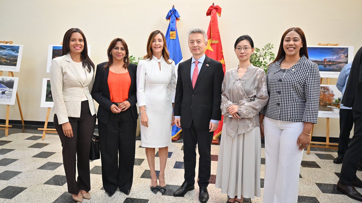 MMujerRD's tweet photo. La cultura también une pueblos y fortalece alianzas. 🇩🇴🤝🇨🇳

Nuestra viceministra de Coordinación Intersectorial, Miriam Batista, representó al Ministerio de la Mujer en el acto de apertura de la Semana Cultural de China, encabezado por S. E. embajador de la República Popular China en la República Dominicana (@ChinaEmbajadaRD), Chen Luning.

#MMujerRD #SemanaCulturalChina #Cooperación